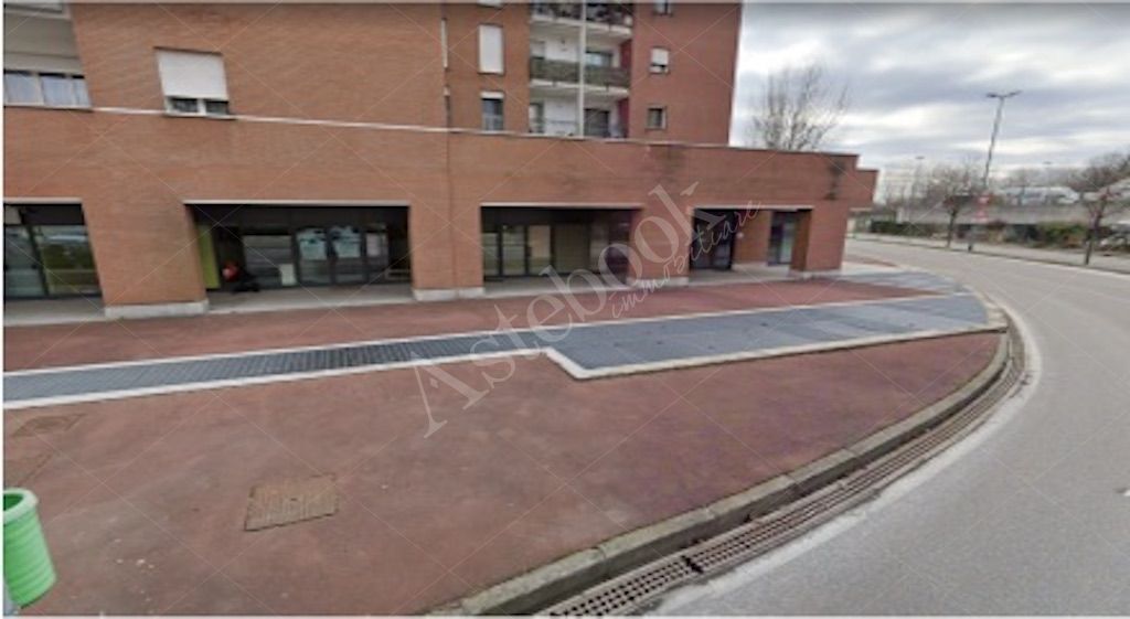 Compendio immobiliare composto da due unit� a destinazione commerciale e due box in Vimodrone