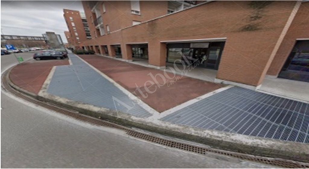 Compendio immobiliare composto da due unit� a destinazione commerciale e due box in Vimodrone