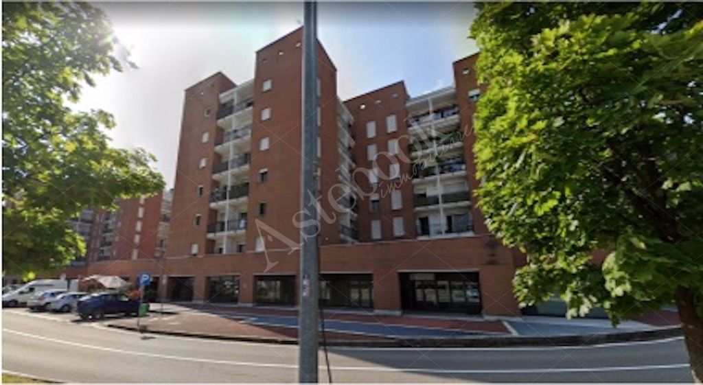 Compendio immobiliare composto da due unit� a destinazione commerciale e due box in Vimodrone