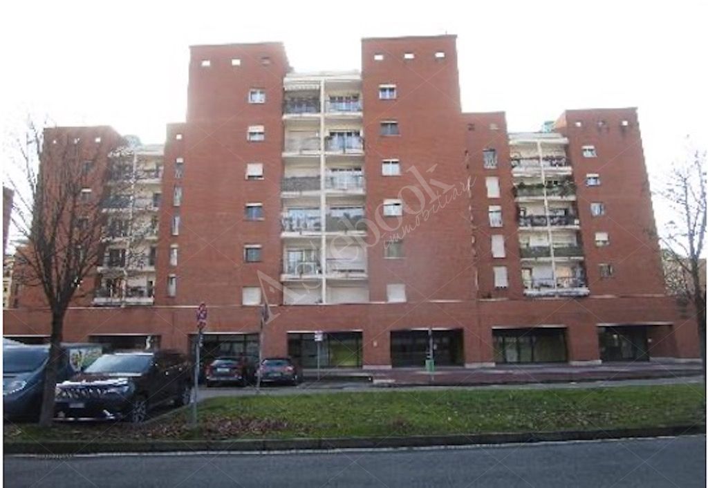 Compendio immobiliare composto da due unit� a destinazione commerciale e due box in Vimodrone