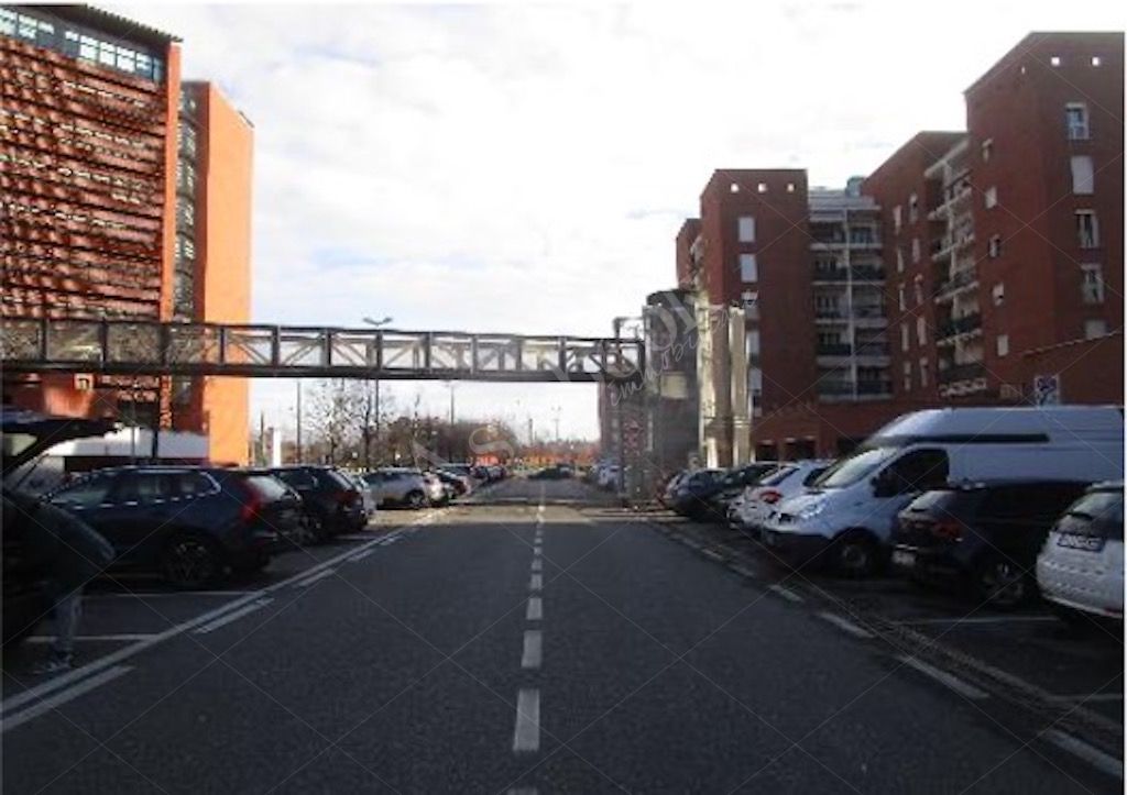 Compendio immobiliare composto da due unit� a destinazione commerciale e due box in Vimodrone