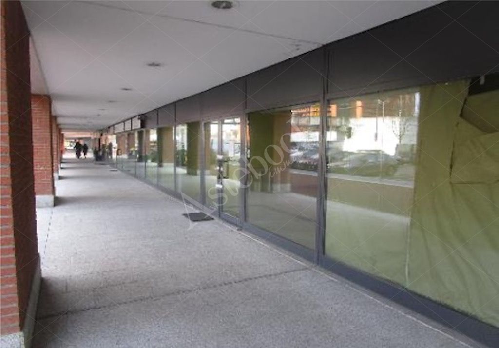 Compendio immobiliare composto da due unit� a destinazione commerciale e due box in Vimodrone