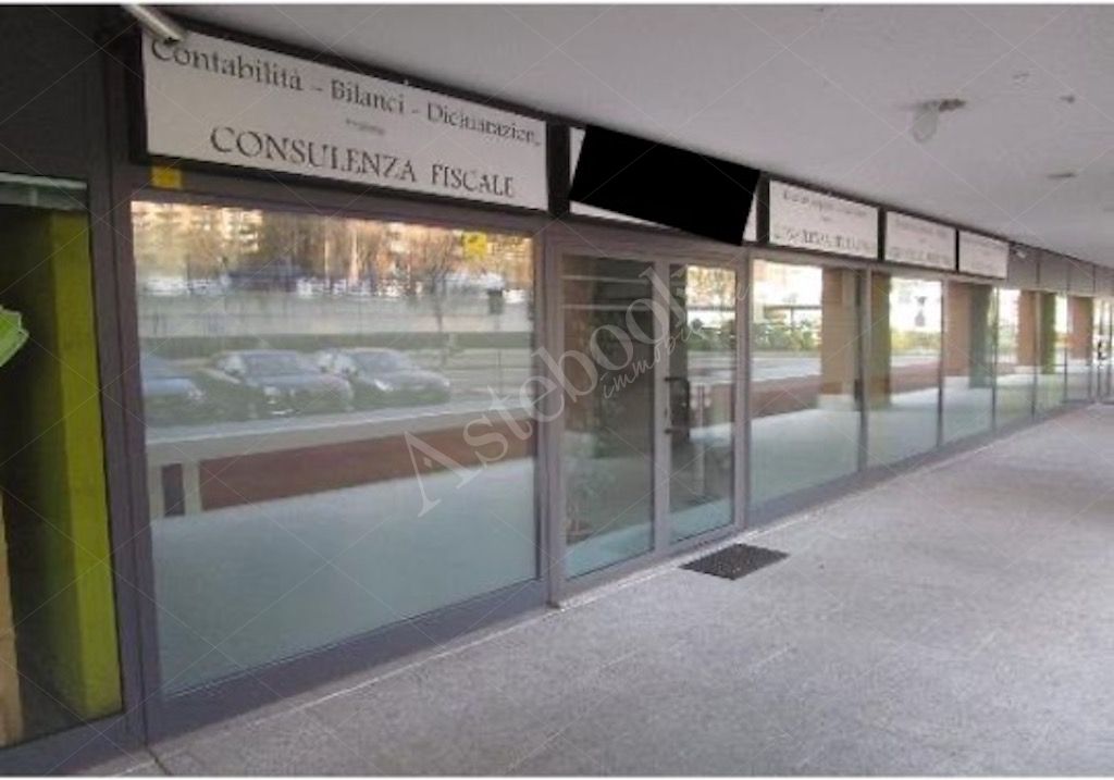 Compendio immobiliare composto da due unit� a destinazione commerciale e due box in Vimodrone