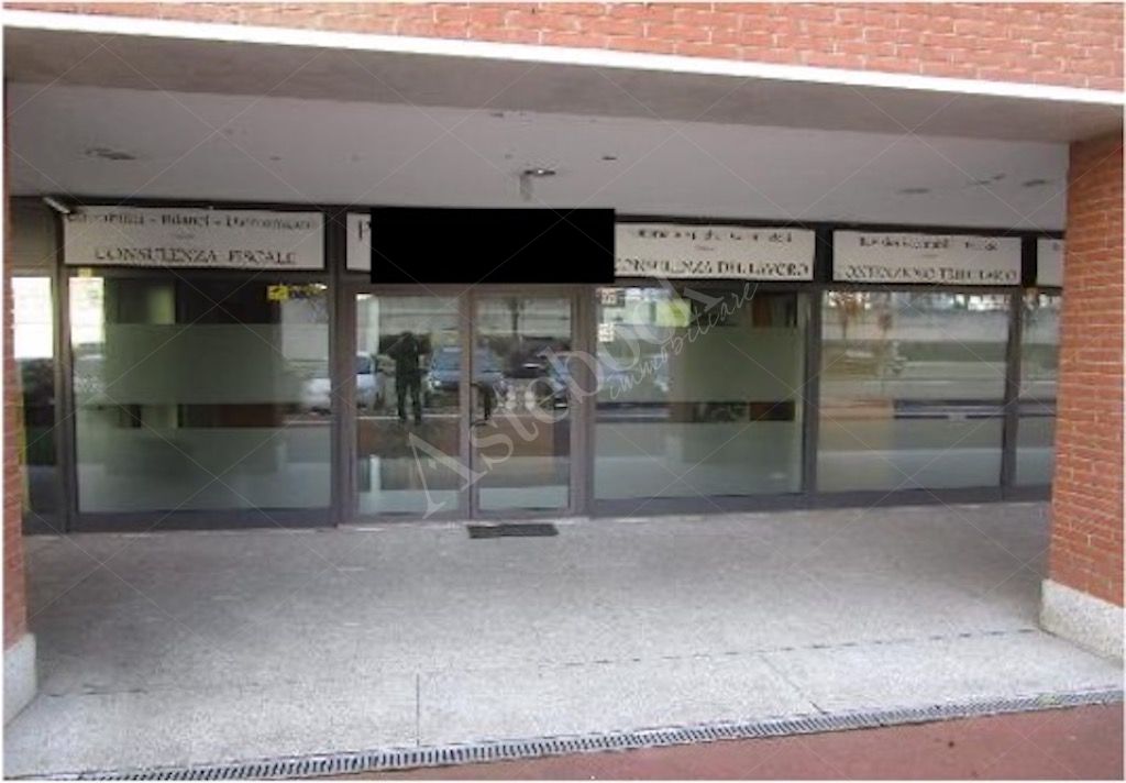Compendio immobiliare composto da due unit� a destinazione commerciale e due box in Vimodrone