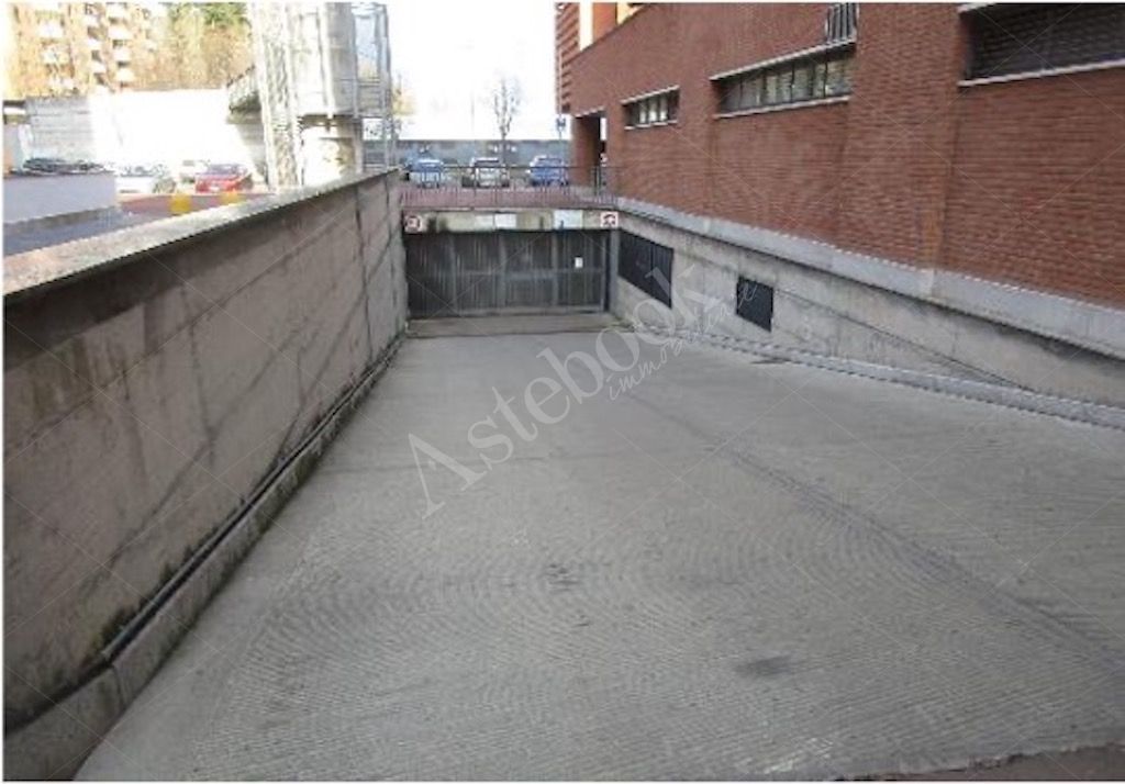 Compendio immobiliare composto da due unit� a destinazione commerciale e due box in Vimodrone