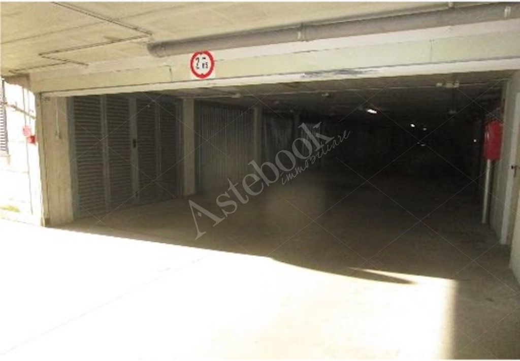 Compendio immobiliare composto da due unit� a destinazione commerciale e due box in Vimodrone