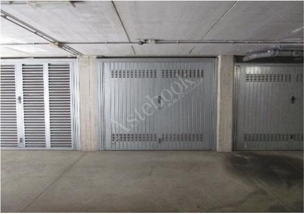 Compendio immobiliare composto da due unit� a destinazione commerciale e due box in Vimodrone