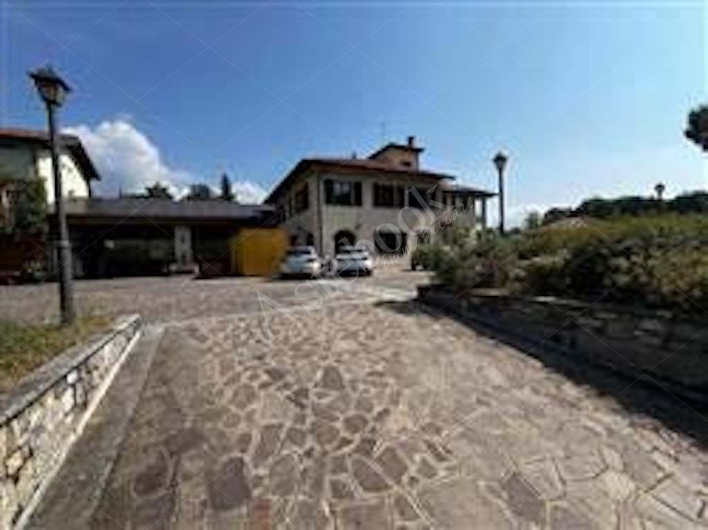 Ufficio di 180 mq al piano terra con autorimessa in Albavilla