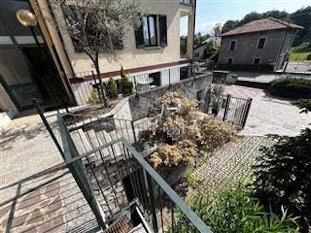 Ufficio di 180 mq al piano terra con autorimessa in Albavilla