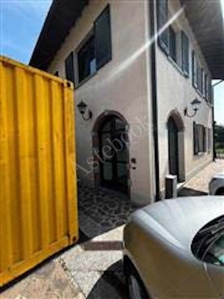 Ufficio di 180 mq al piano terra con autorimessa in Albavilla