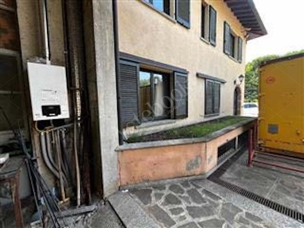 Ufficio di 180 mq al piano terra con autorimessa in Albavilla