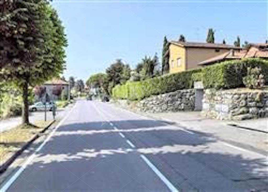 Ufficio di 180 mq al piano terra con autorimessa in Albavilla