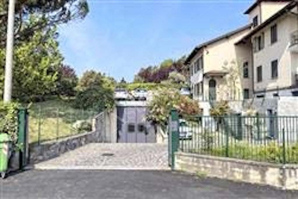 Ufficio di 180 mq al piano terra con autorimessa in Albavilla