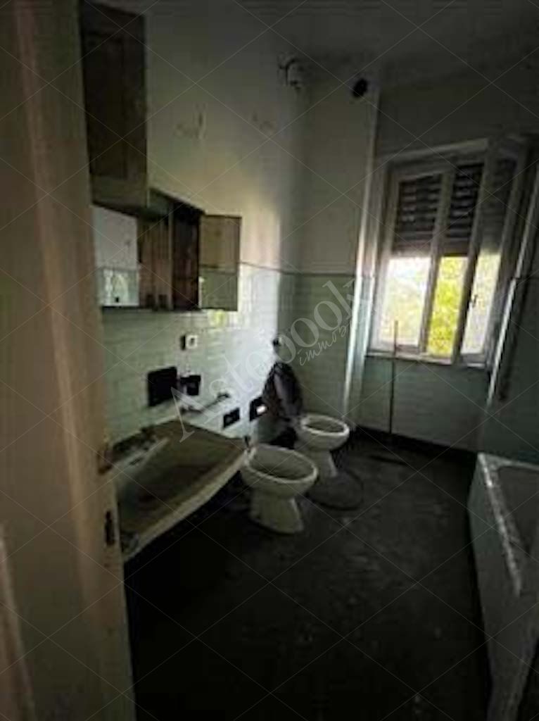 Compendio immobiliare composto da fabbricato ad uso residenziale, locali deposito - autorimessa e terreno in Albavilla