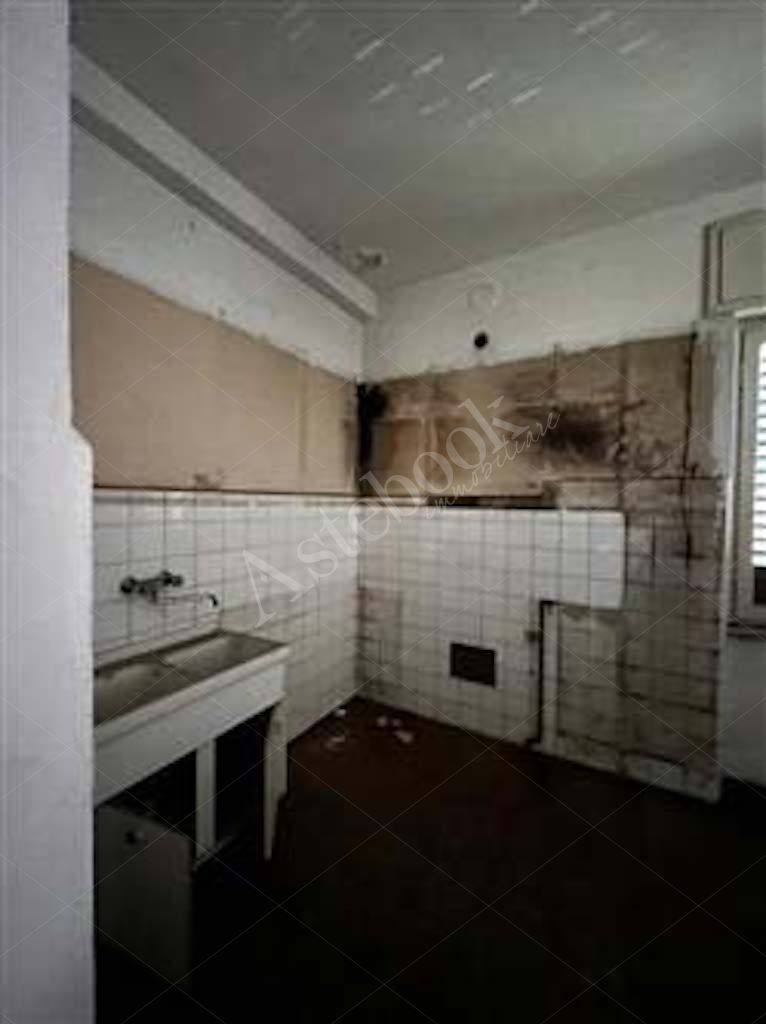 Compendio immobiliare composto da fabbricato ad uso residenziale, locali deposito - autorimessa e terreno in Albavilla