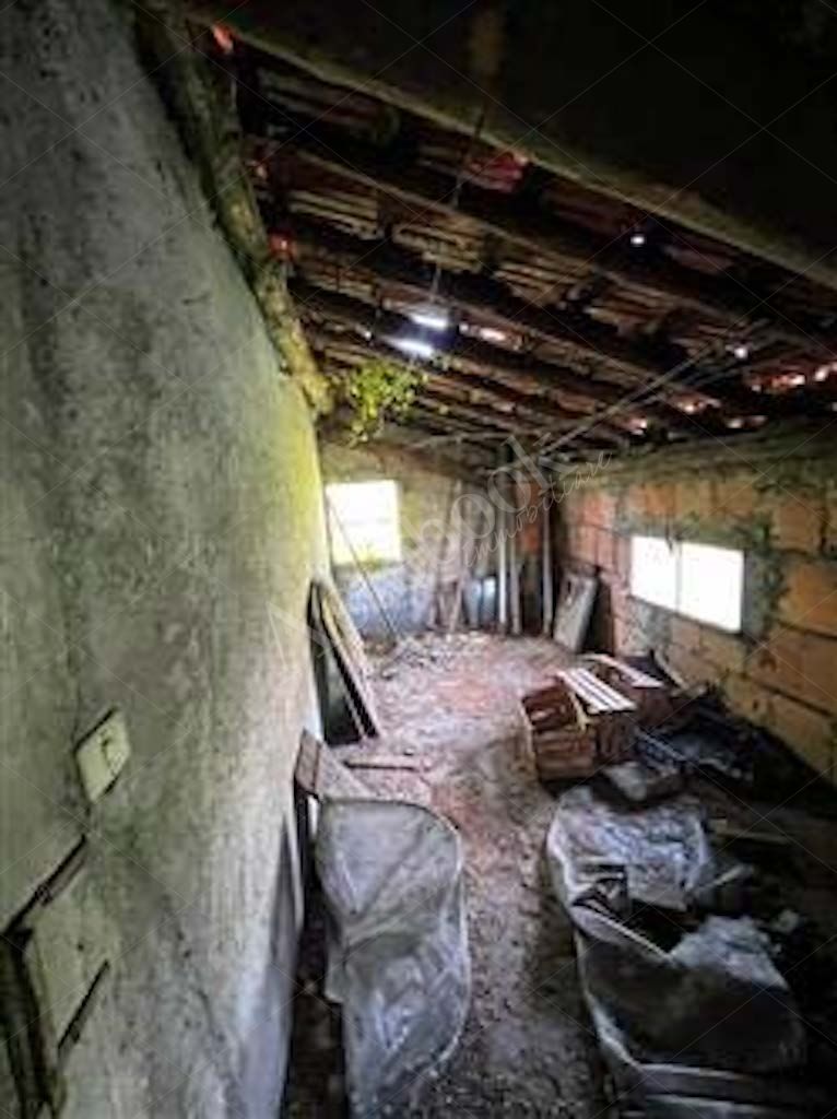 Compendio immobiliare composto da fabbricato ad uso residenziale, locali deposito - autorimessa e terreno in Albavilla