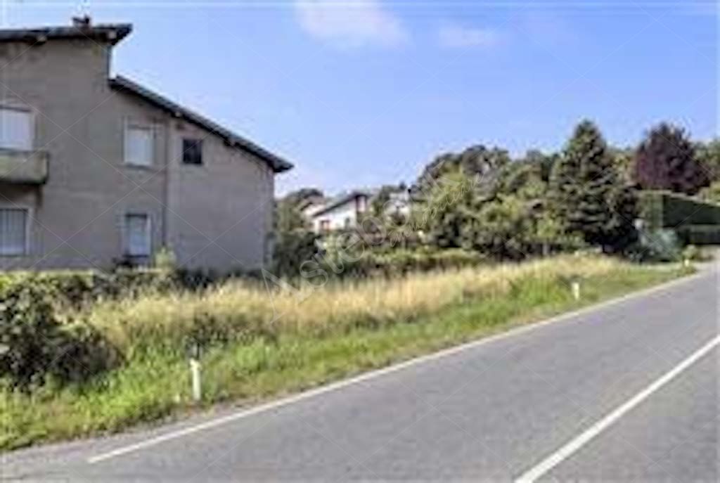 Compendio immobiliare composto da fabbricato ad uso residenziale, locali deposito - autorimessa e terreno in Albavilla
