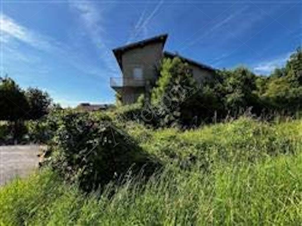 Compendio immobiliare composto da fabbricato ad uso residenziale, locali deposito - autorimessa e terreno in Albavilla