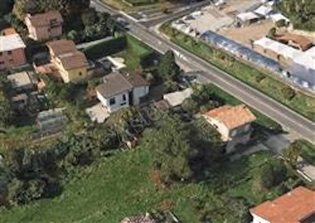 Compendio immobiliare composto da fabbricato ad uso residenziale, locali deposito - autorimessa e terreno in Albavilla