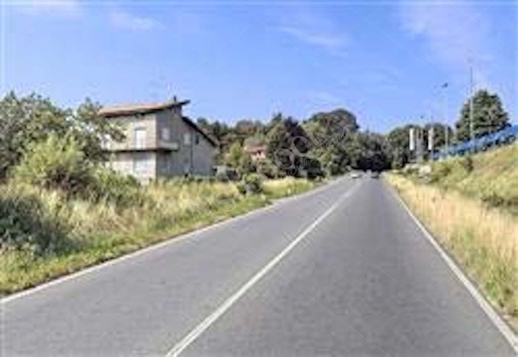 Compendio immobiliare composto da fabbricato ad uso residenziale, locali deposito - autorimessa e terreno in Albavilla