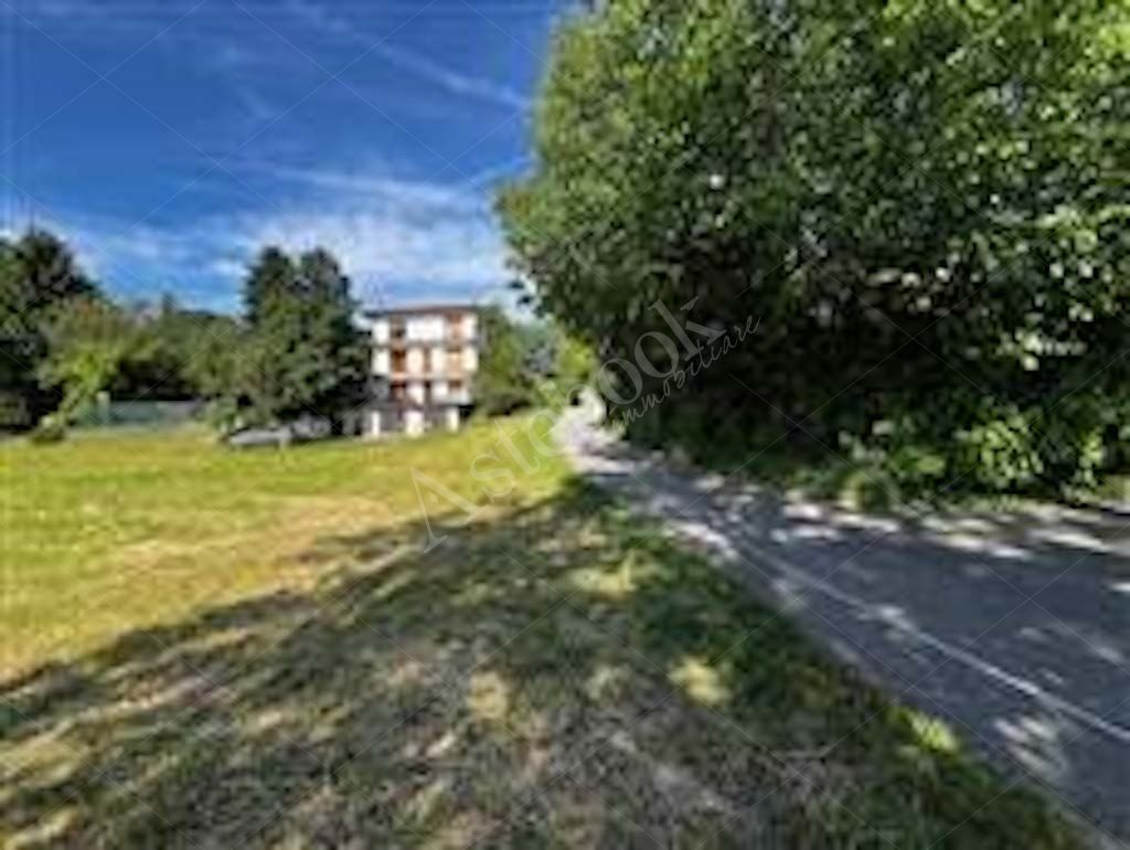 Compendio immobiliare composto da fabbricato ad uso residenziale, locali deposito - autorimessa e terreno in Albavilla
