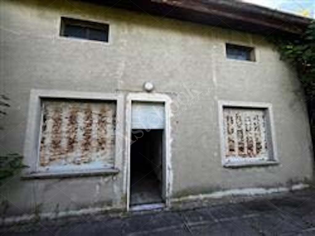 Compendio immobiliare composto da fabbricato ad uso residenziale, locali deposito - autorimessa e terreno in Albavilla