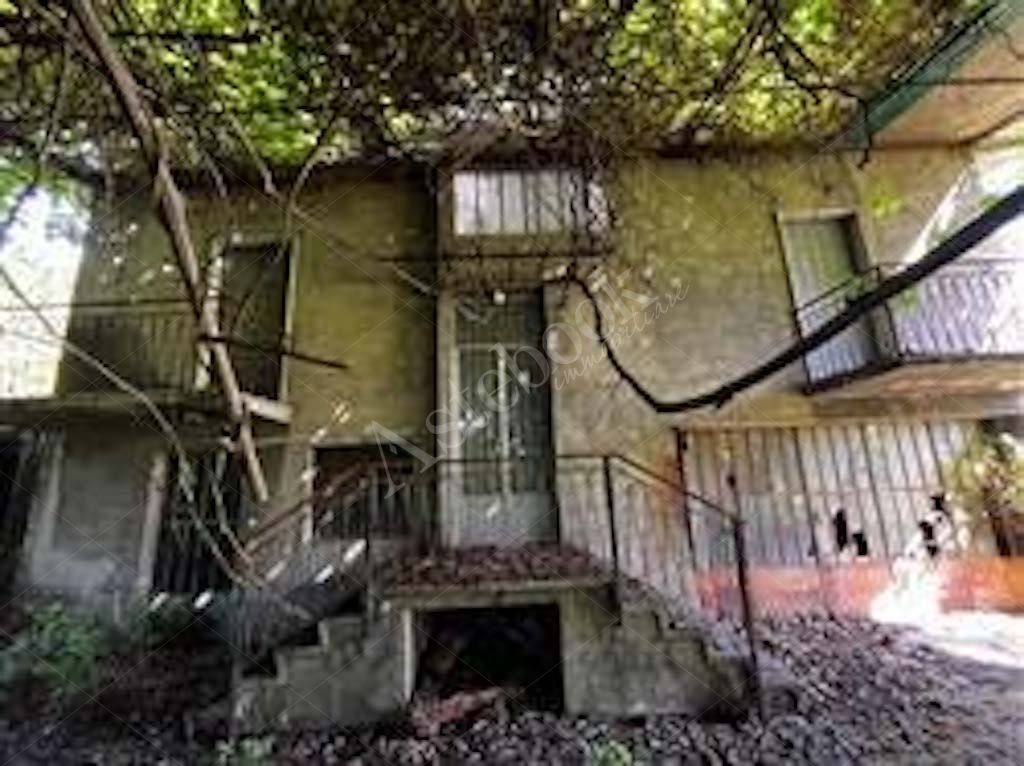 Compendio immobiliare composto da fabbricato ad uso residenziale, locali deposito - autorimessa e terreno in Albavilla