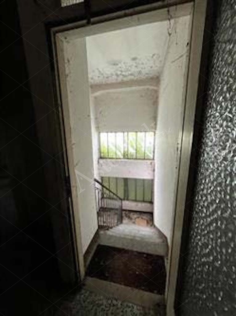 Compendio immobiliare composto da fabbricato ad uso residenziale, locali deposito - autorimessa e terreno in Albavilla