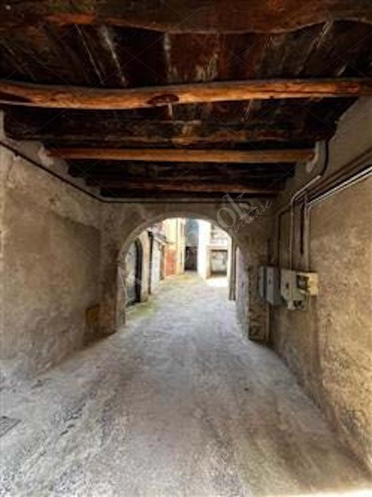 Fabbricato a rustico con locale deposito in Albavilla