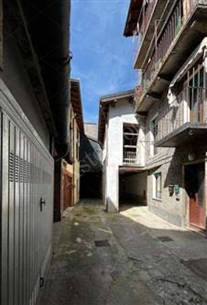Fabbricato a rustico con locale deposito in Albavilla