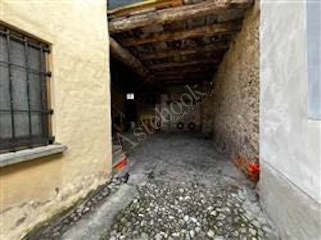 Fabbricato a rustico con locale deposito in Albavilla