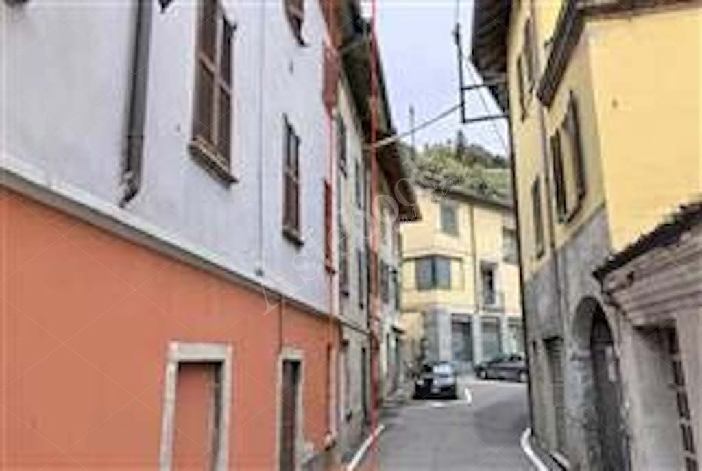 Fabbricato a rustico con locale deposito in Albavilla