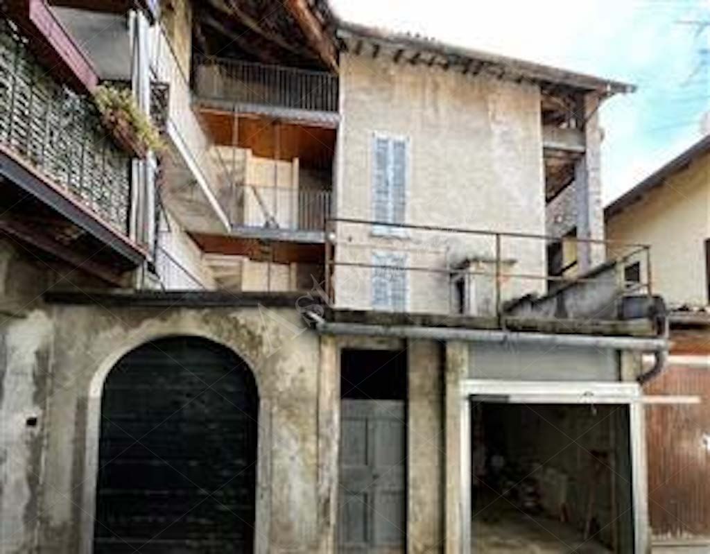 Fabbricato a rustico con locale deposito in Albavilla