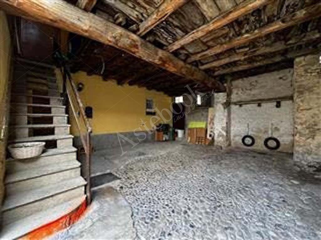 Fabbricato a rustico con locale deposito in Albavilla