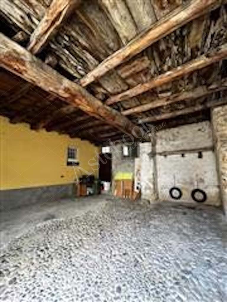 Fabbricato a rustico con locale deposito in Albavilla