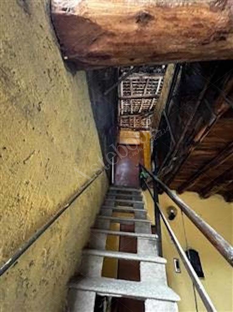 Fabbricato a rustico con locale deposito in Albavilla