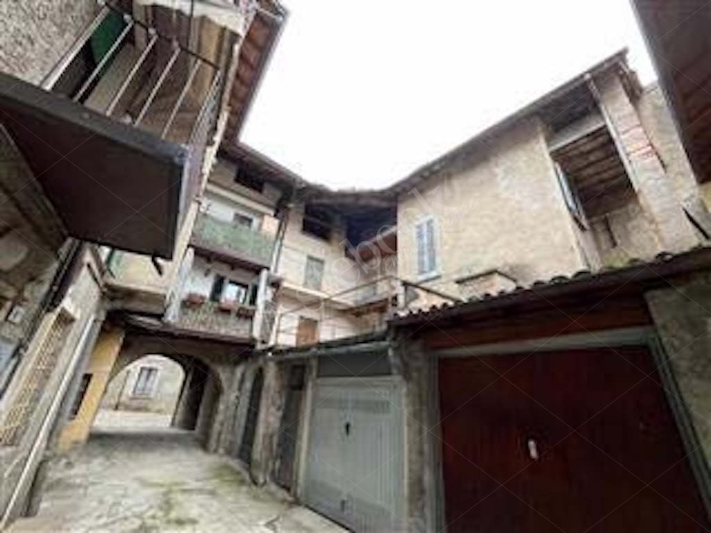 Fabbricato a rustico con locale deposito in Albavilla
