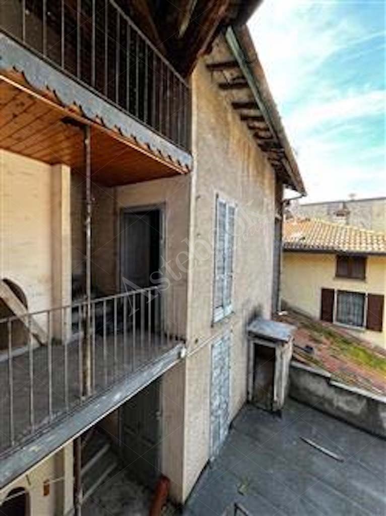 Fabbricato a rustico con locale deposito in Albavilla