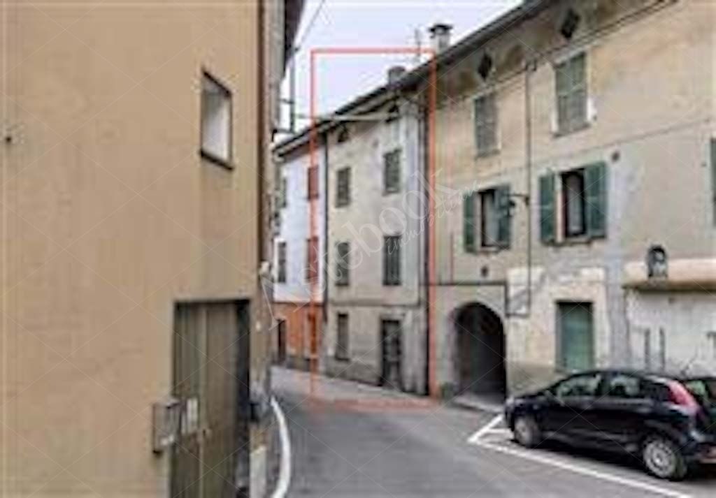 Fabbricato a rustico con locale deposito in Albavilla