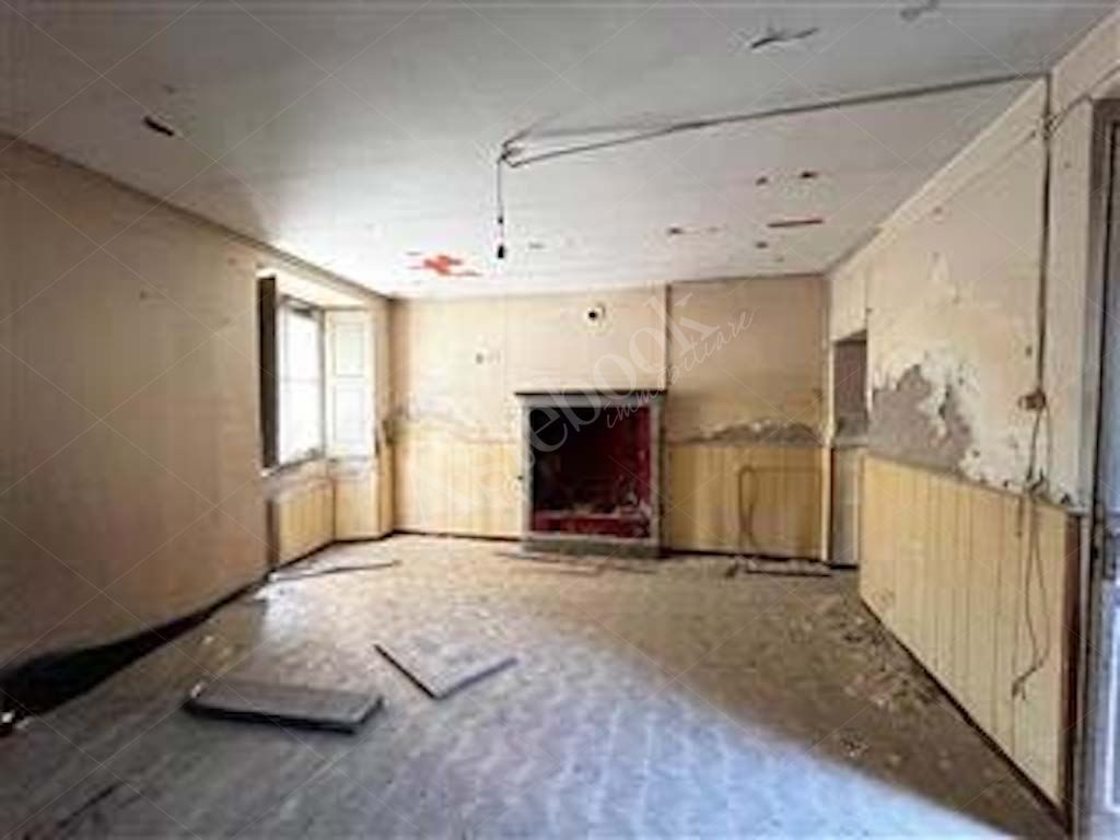 Fabbricato a rustico con locale deposito in Albavilla