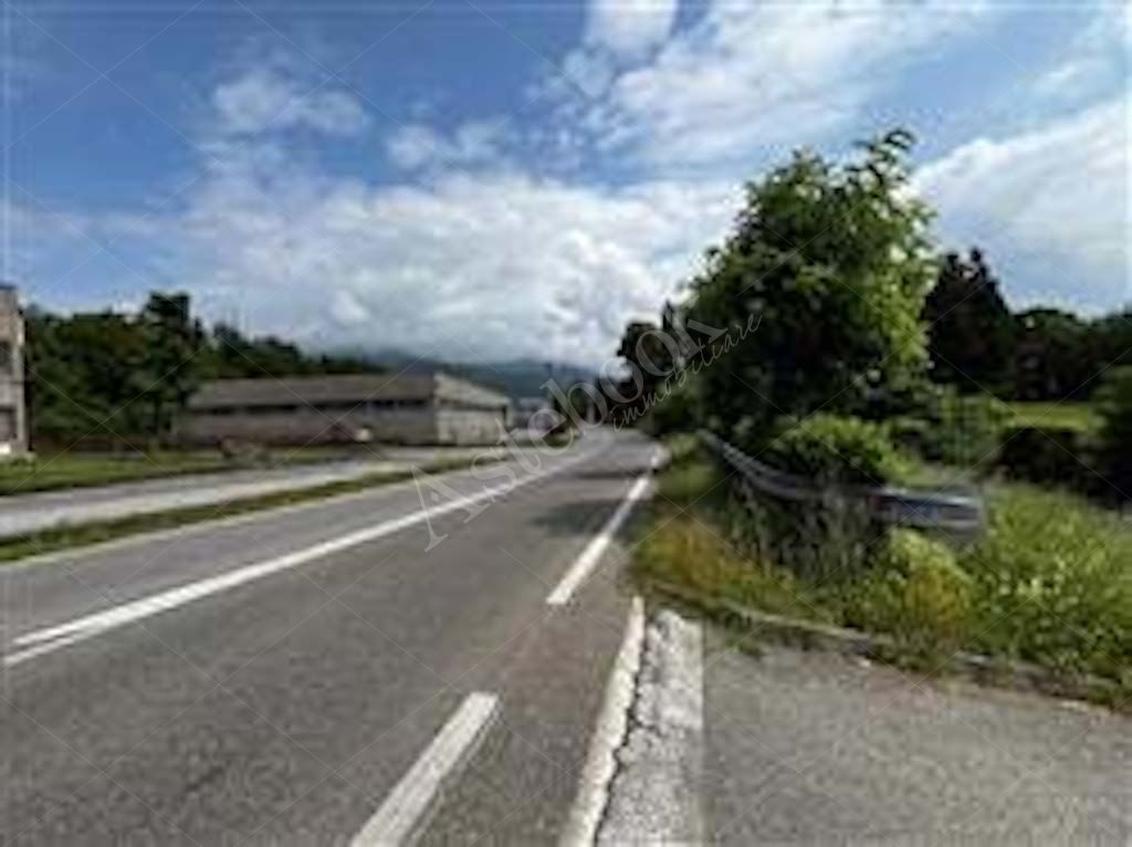 Unit� immobiliare al primo piano ad uso ufficio con posto auto coperto