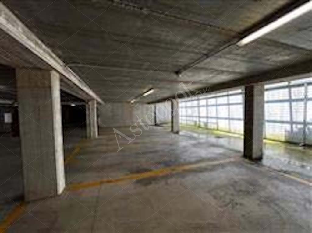 Unit� immobiliare al primo piano ad uso ufficio con posto auto coperto