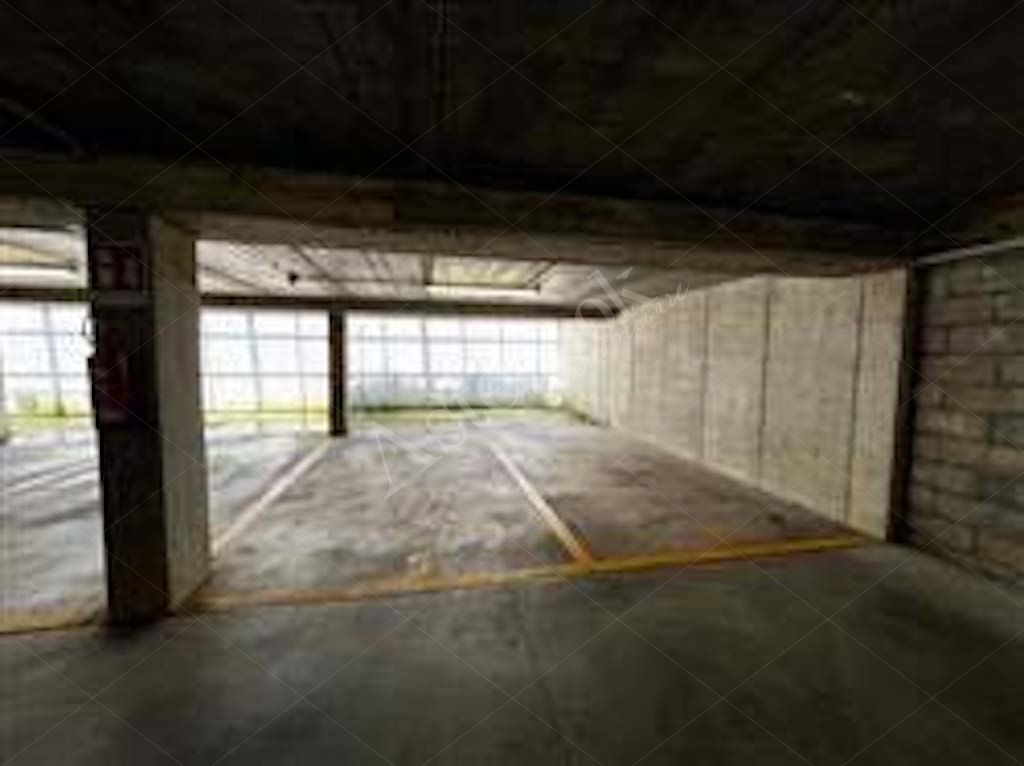 Unit� immobiliare al primo piano ad uso ufficio con posto auto coperto
