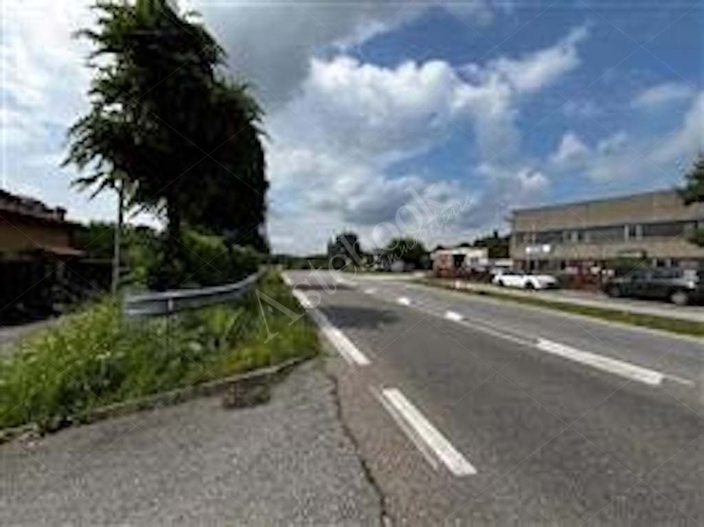 Unit� immobiliare al primo piano ad uso ufficio con posto auto coperto