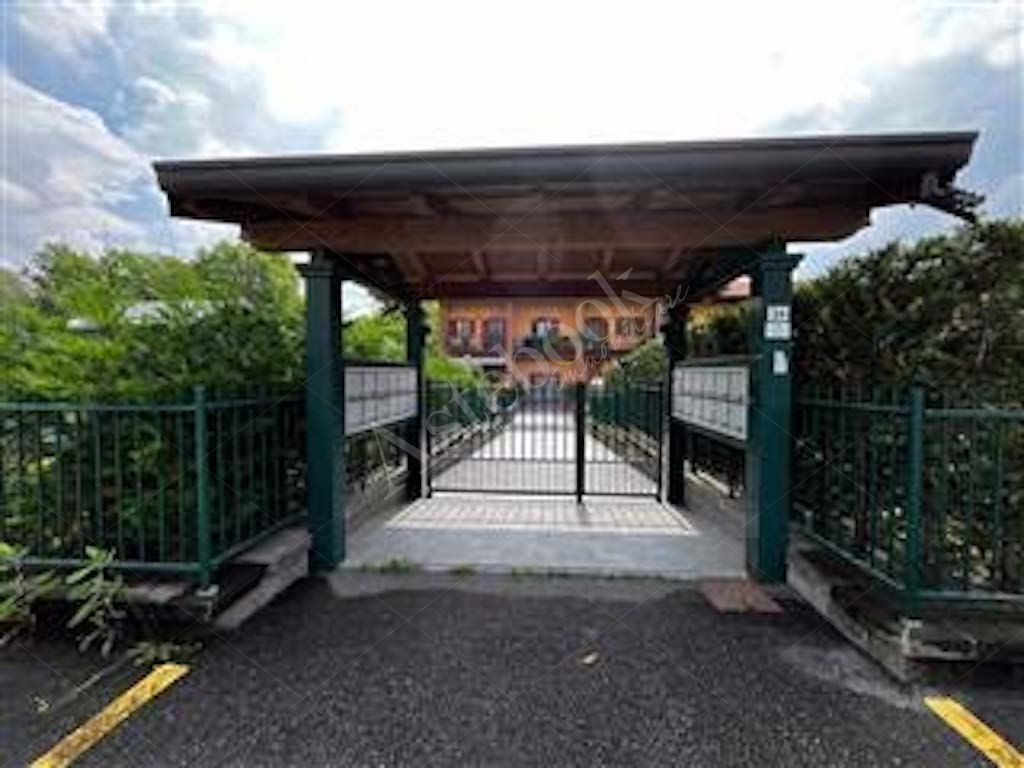 Unit� immobiliare al primo piano ad uso ufficio con posto auto coperto