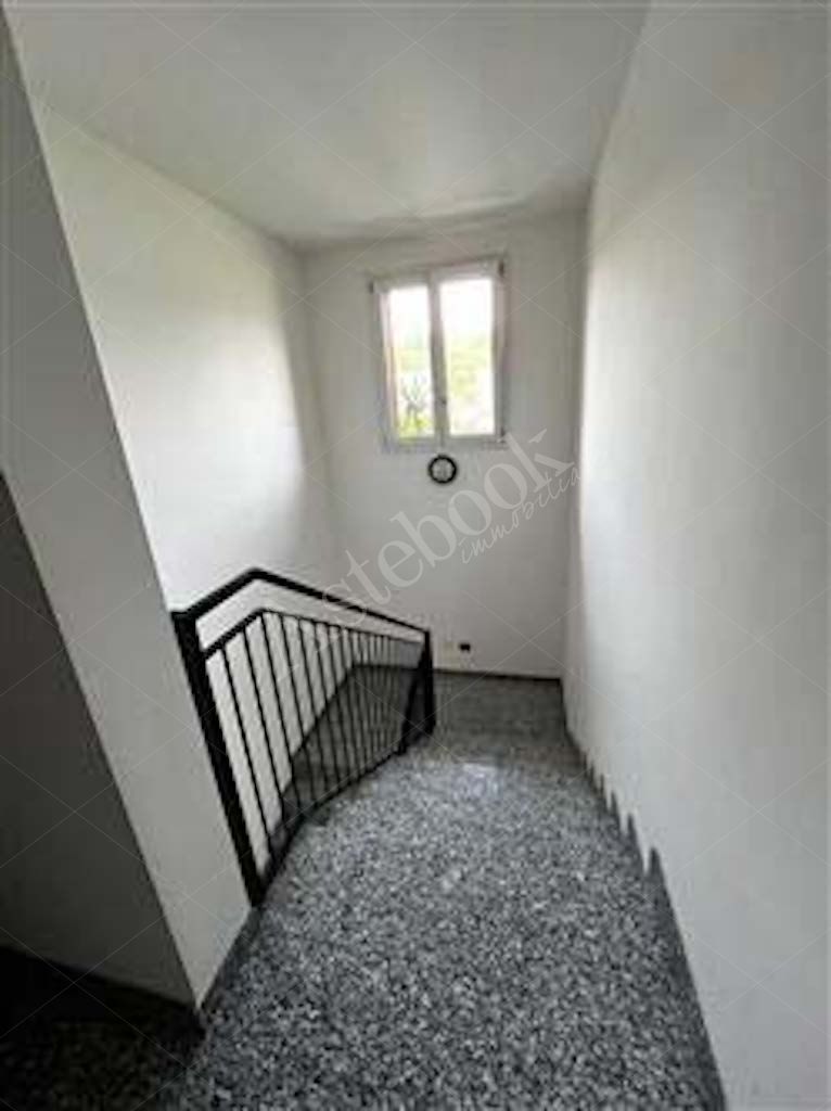 Unit� immobiliare al primo piano ad uso ufficio con posto auto coperto