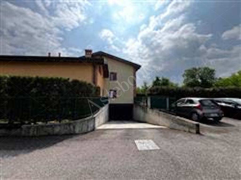 Unit� immobiliare al primo piano ad uso ufficio con posto auto coperto