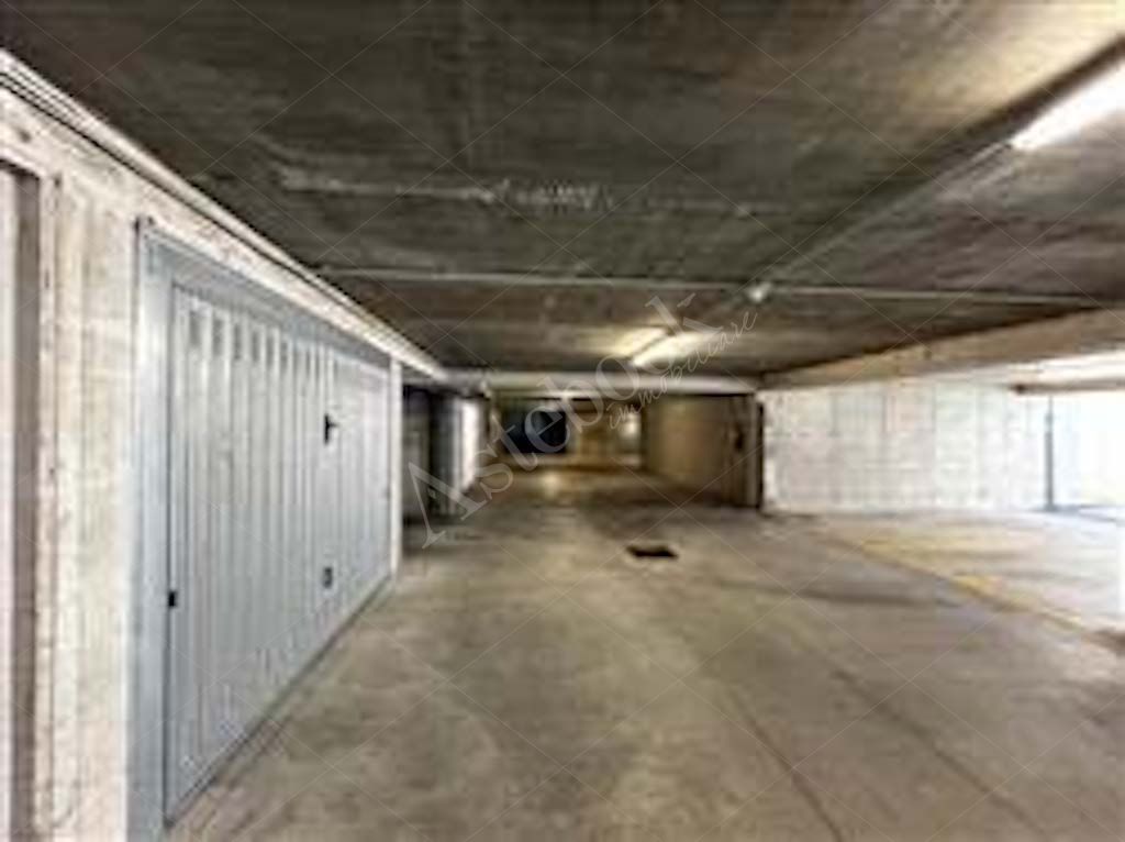 Unit� immobiliare al primo piano ad uso ufficio con posto auto coperto