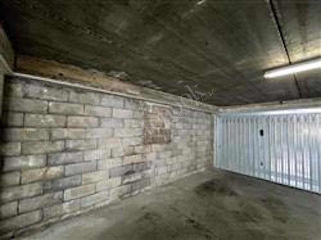 Unit� immobiliare al primo piano ad uso ufficio con posto auto coperto