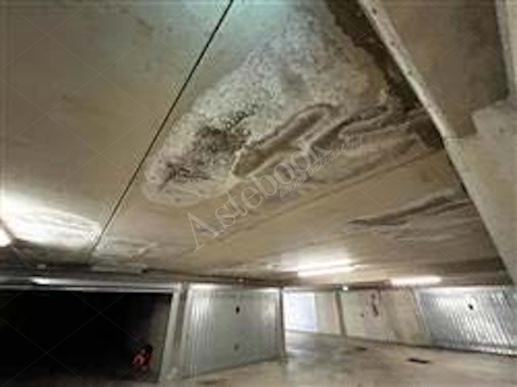 Unit� immobiliare al primo piano ad uso ufficio con posto auto coperto
